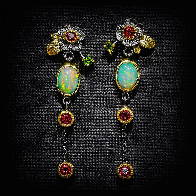 Boucles d'oreilles vintage avec opale bleue et cristaux rouges en or