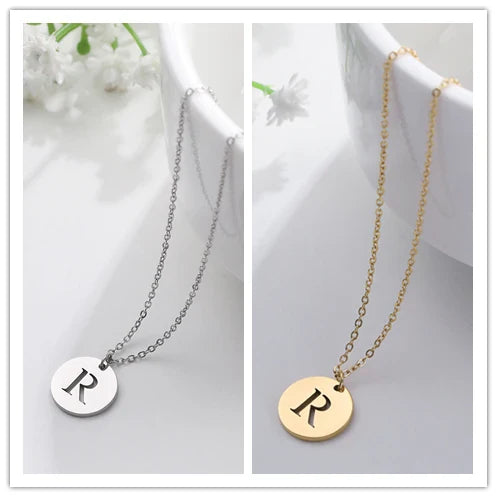 Collier minimaliste en plaqué or 18 carats avec initiales gravées dans un cercle