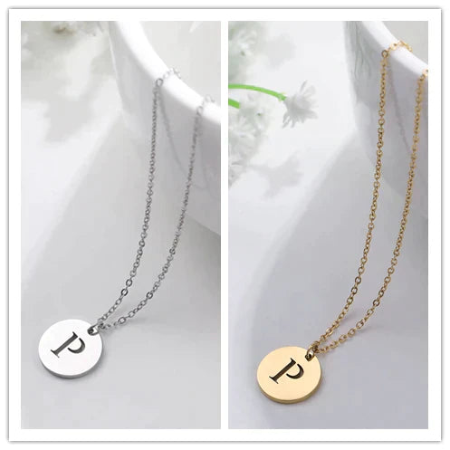 Collier minimaliste en plaqué or 18 carats avec initiales gravées dans un cercle