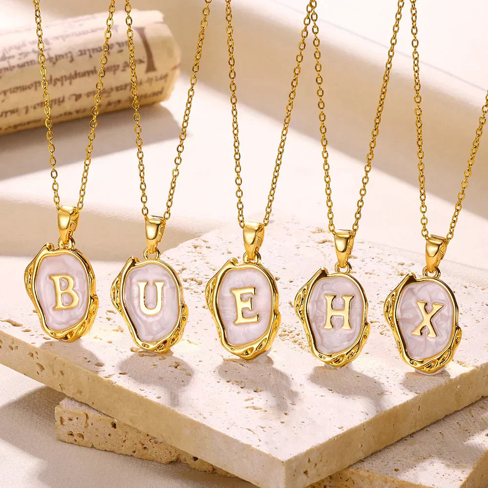 Collier océan plaqué or 18 carats avec initiales au fond de la mer