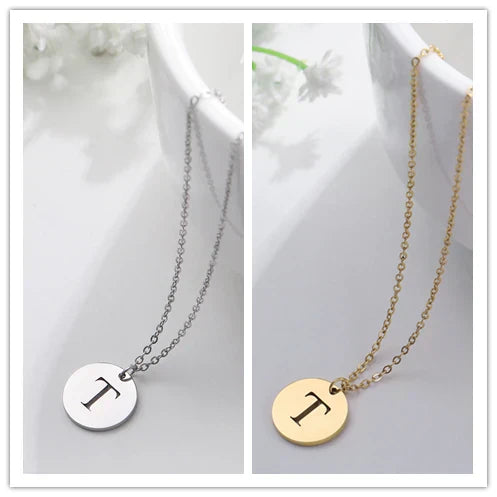 Collier minimaliste en plaqué or 18 carats avec initiales gravées dans un cercle
