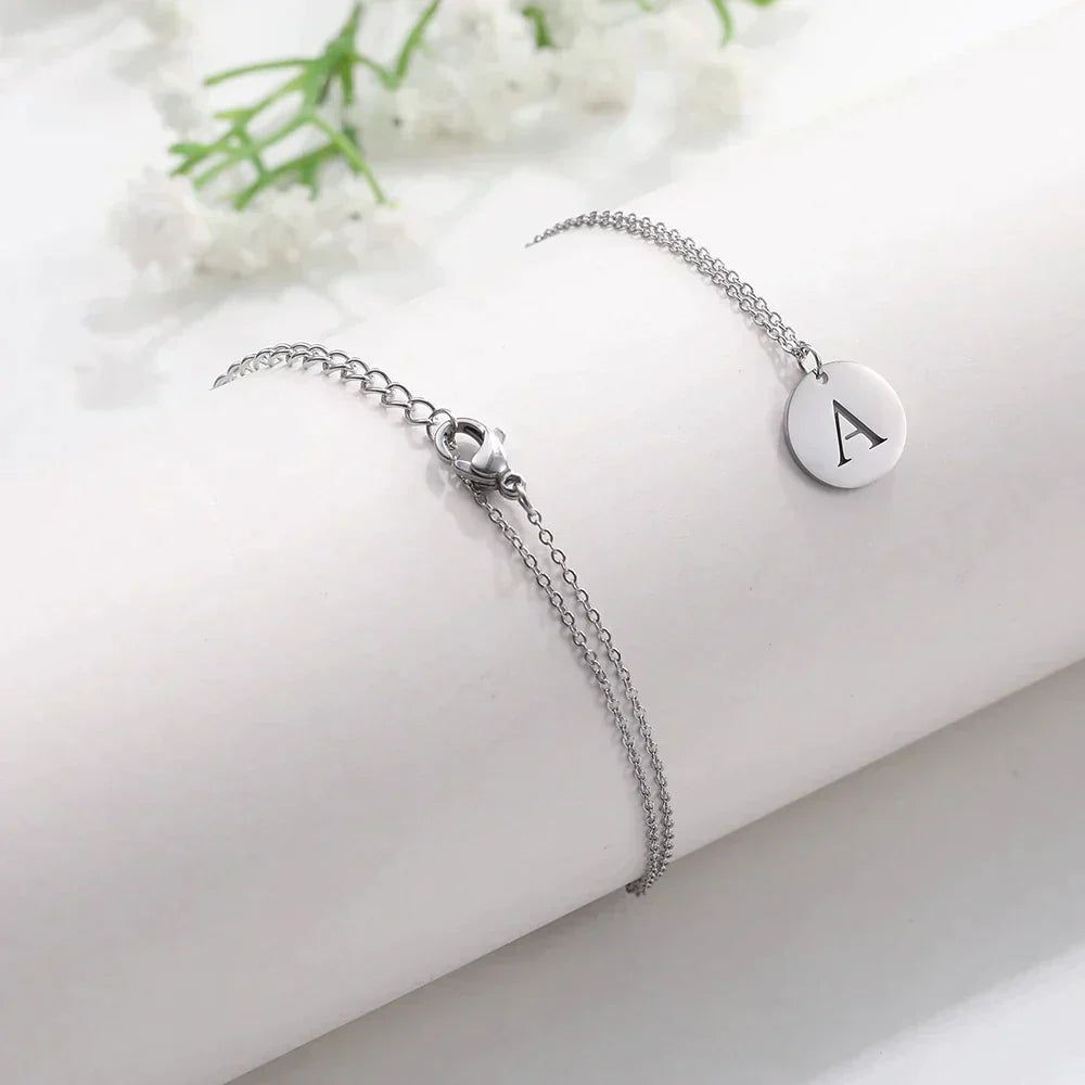 Collier minimaliste en plaqué or 18 carats avec initiales gravées dans un cercle