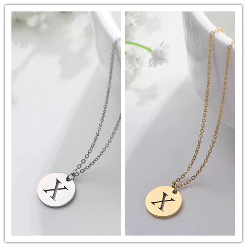 Collier minimaliste en plaqué or 18 carats avec initiales gravées dans un cercle
