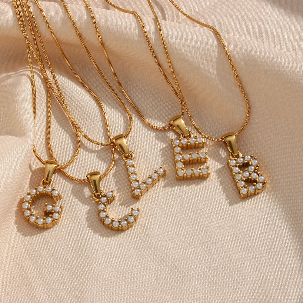 Collier d'initiales en perles précieuses et petites perles naturelles plaquées or 18 carats