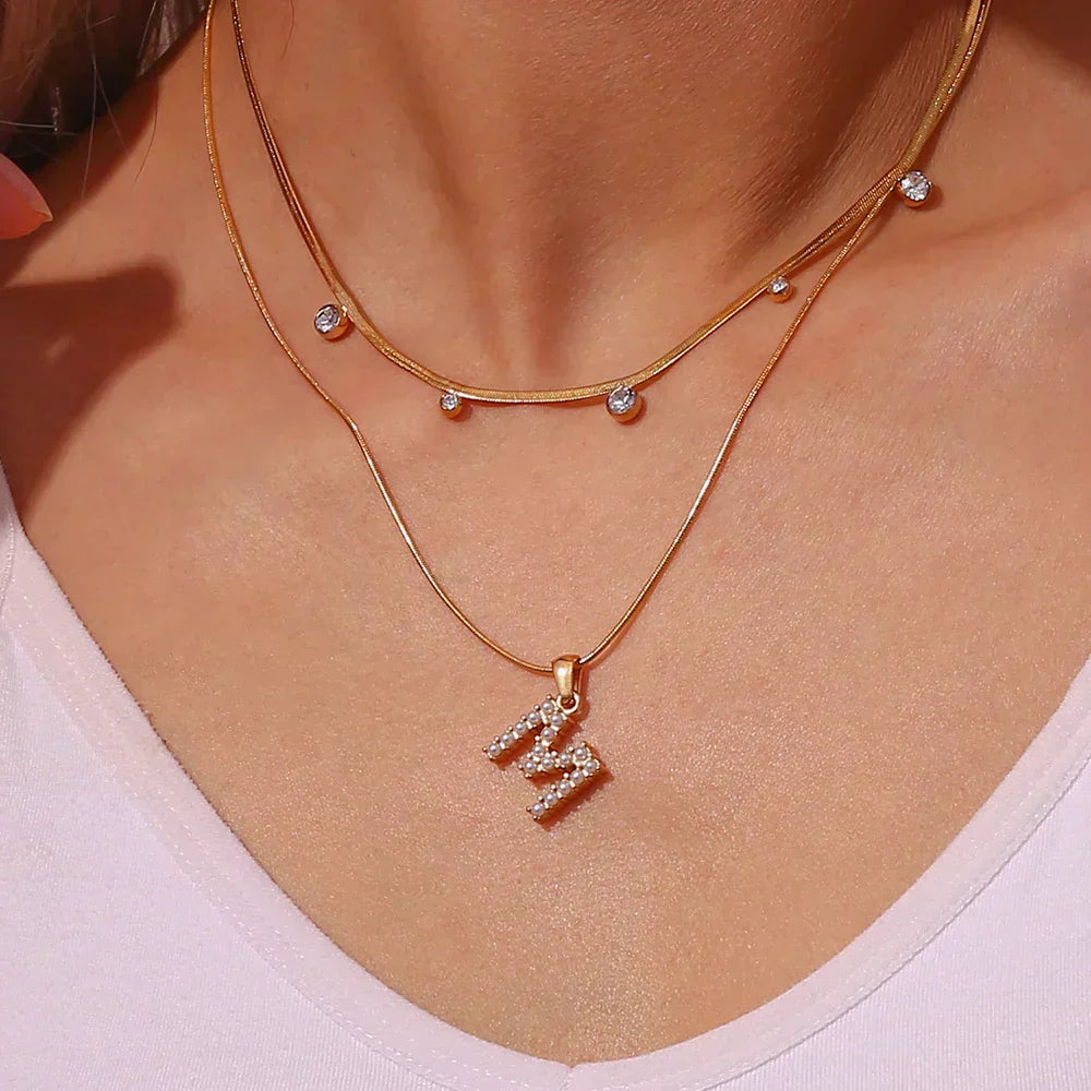 Collier d'initiales en perles précieuses et petites perles naturelles plaquées or 18 carats
