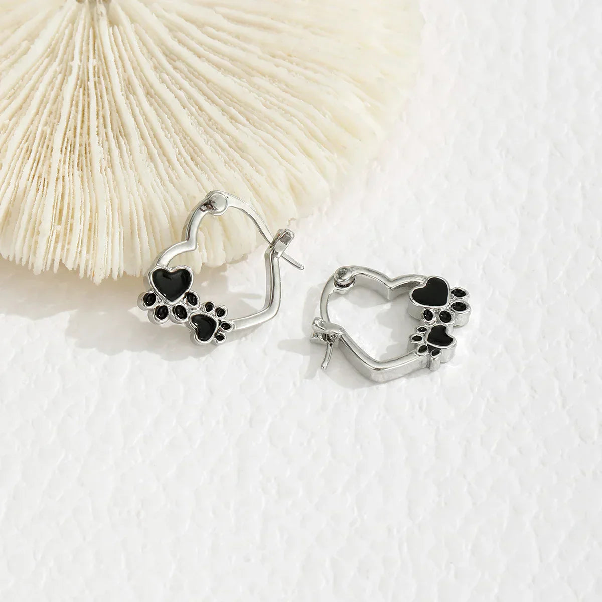 Boucles d'oreilles Huggie Patte Cœur avec Émail Noir
