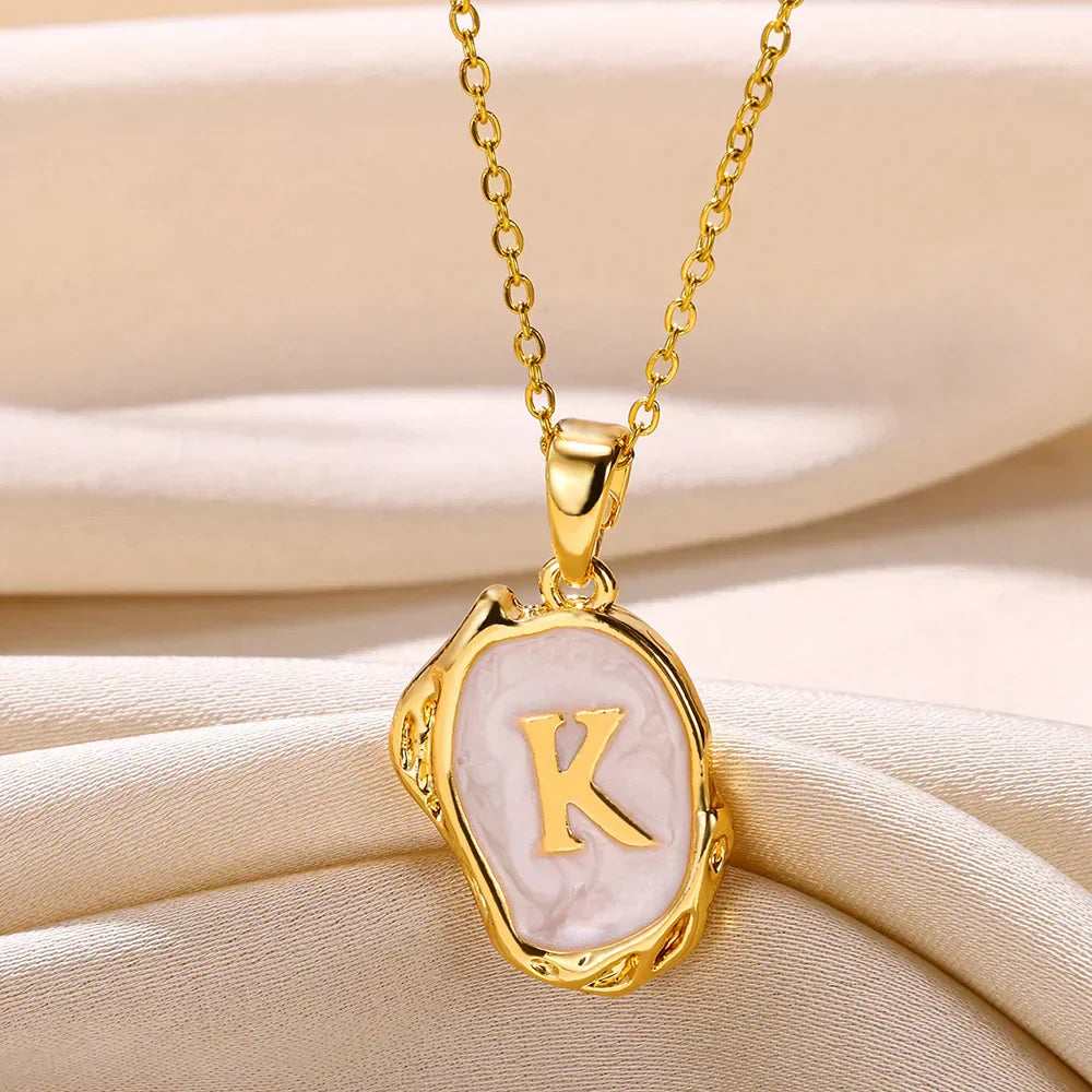 Collier océan plaqué or 18 carats avec initiales au fond de la mer