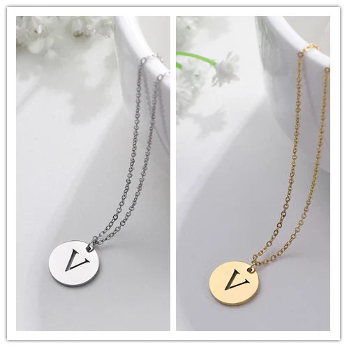 Collier minimaliste en plaqué or 18 carats avec initiales gravées dans un cercle