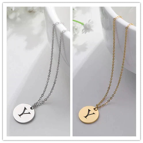 Collier minimaliste en plaqué or 18 carats avec initiales gravées dans un cercle