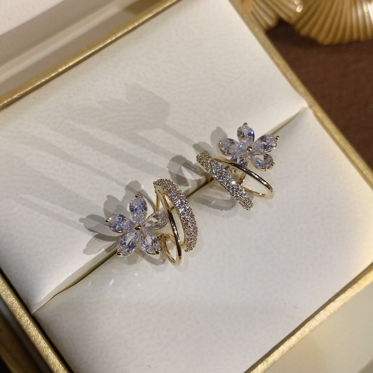 Boucles d'oreilles florales avec zircon en or