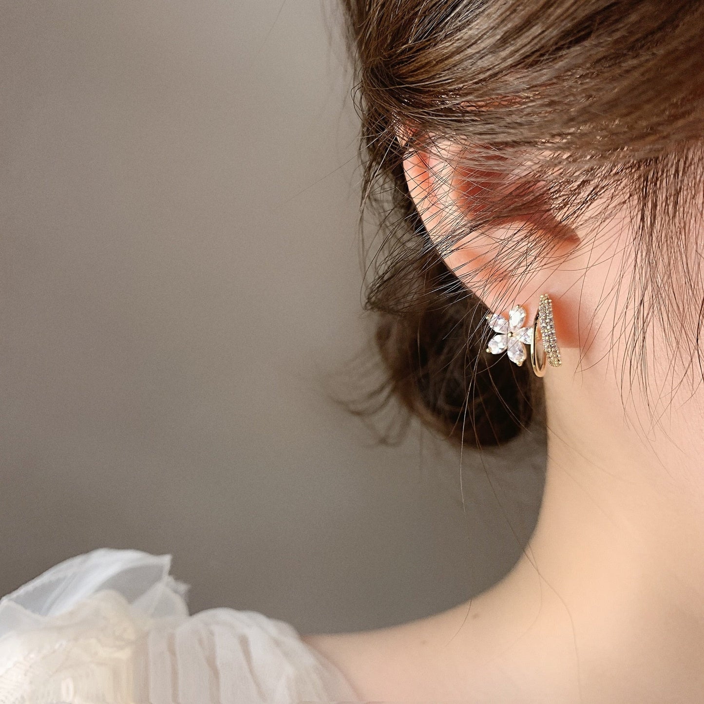 Boucles d'oreilles florales avec zircon en or