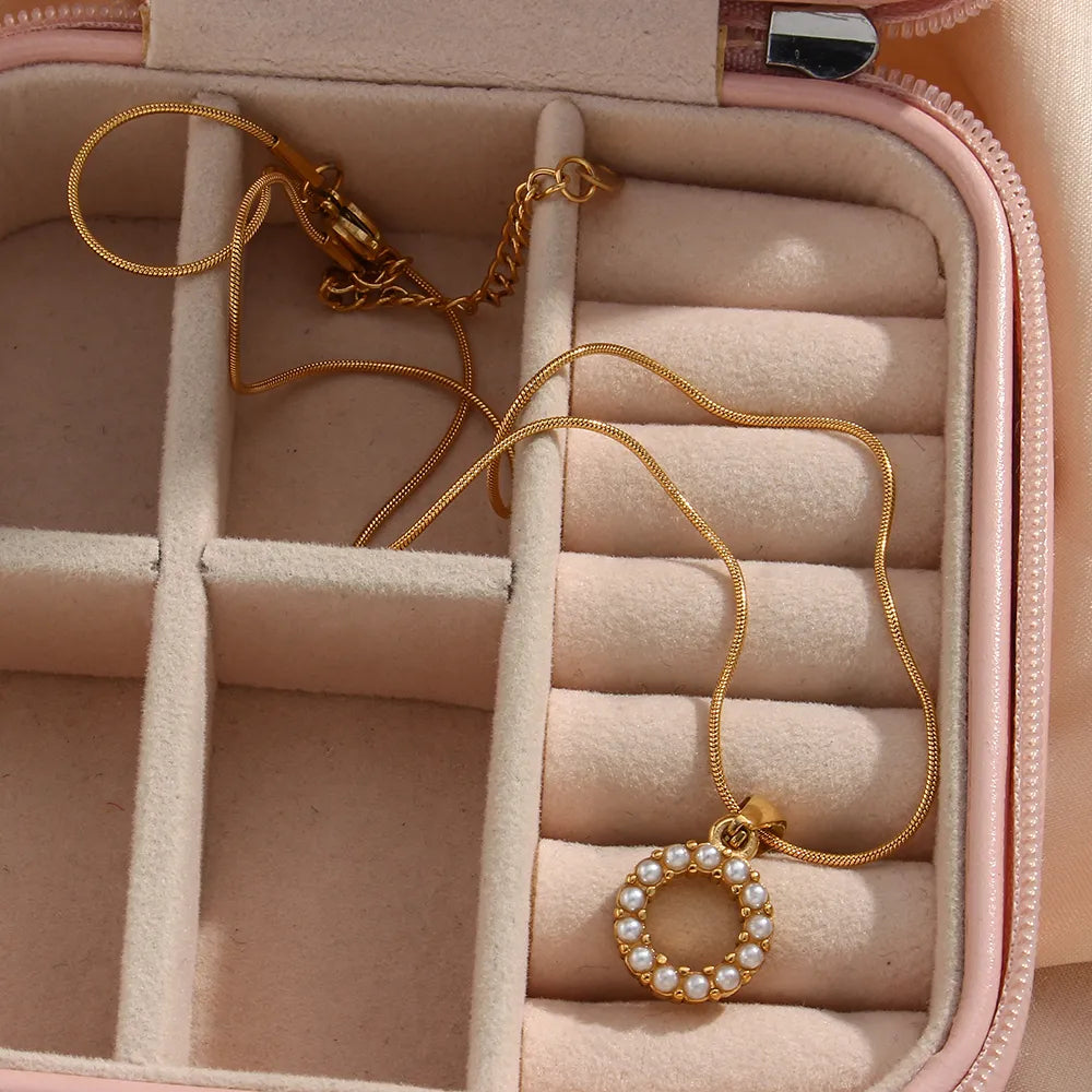 Collier d'initiales en perles précieuses et petites perles naturelles plaquées or 18 carats