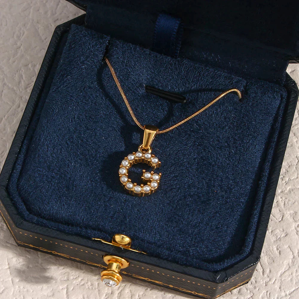 Collier d'initiales en perles précieuses et petites perles naturelles plaquées or 18 carats