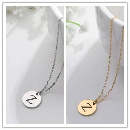 Collier minimaliste en plaqué or 18 carats avec initiales gravées dans un cercle