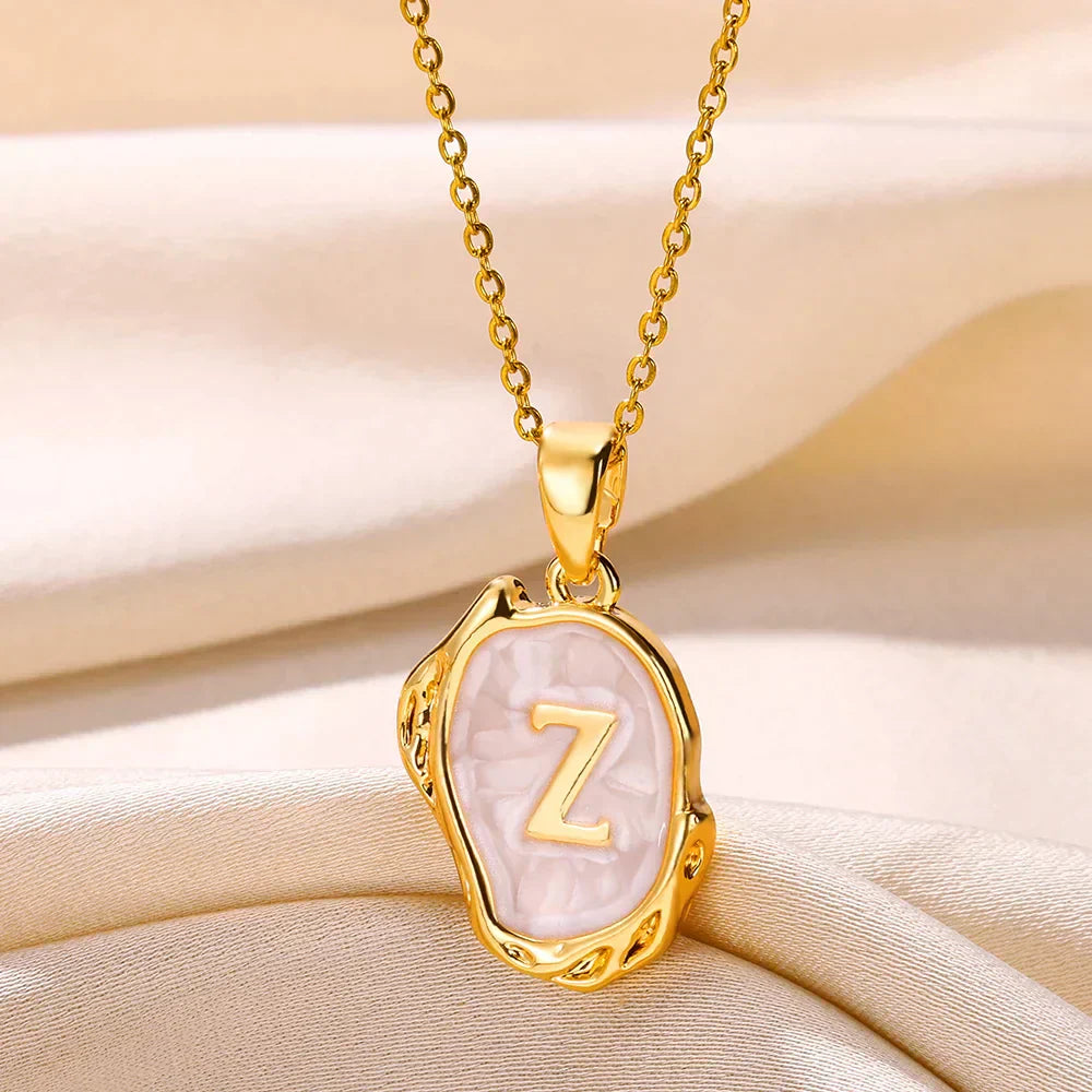 Collier océan plaqué or 18 carats avec initiales au fond de la mer