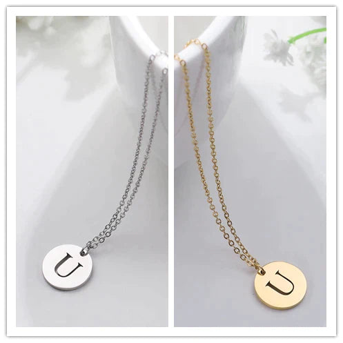 Collier minimaliste en plaqué or 18 carats avec initiales gravées dans un cercle