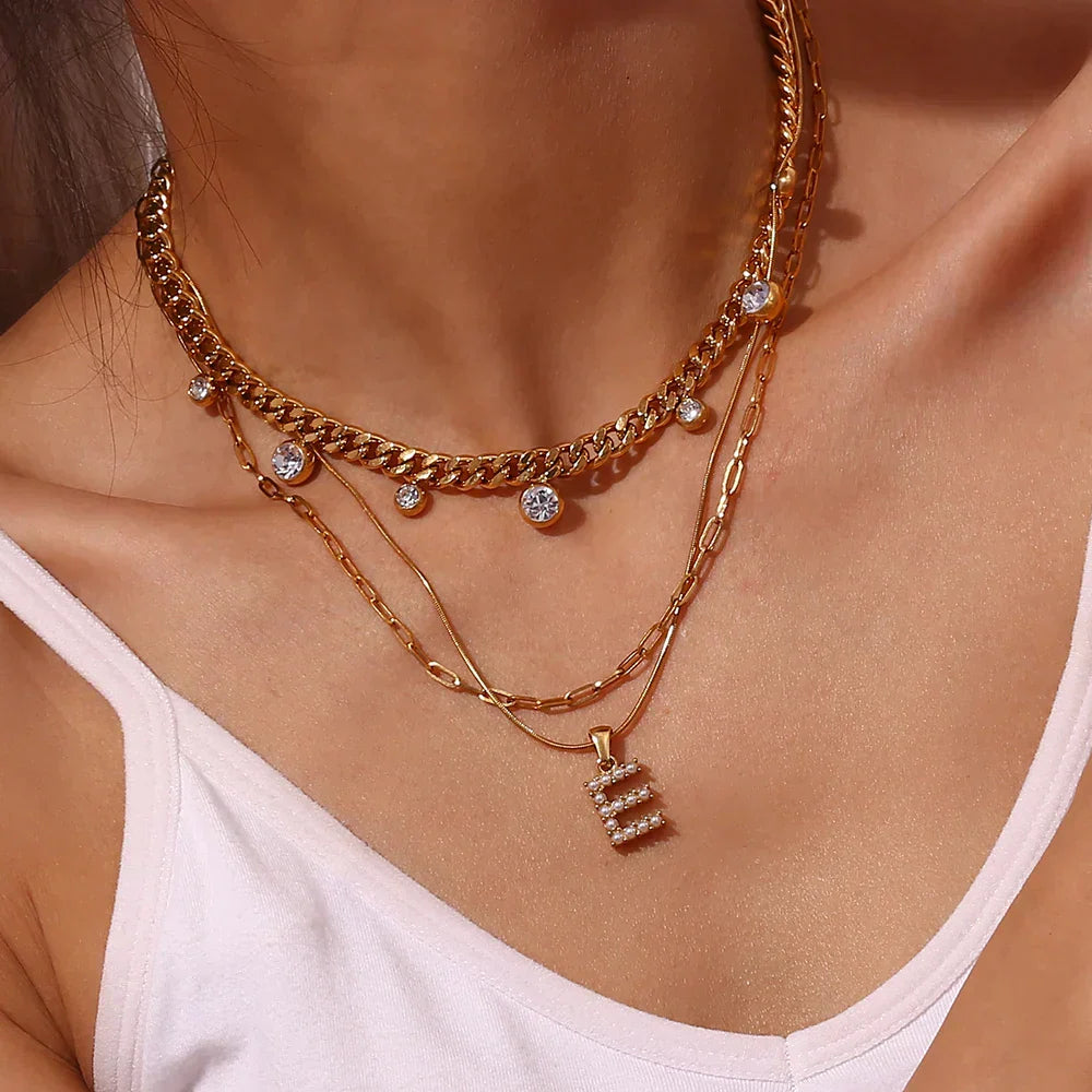 Collier d'initiales en perles précieuses et petites perles naturelles plaquées or 18 carats