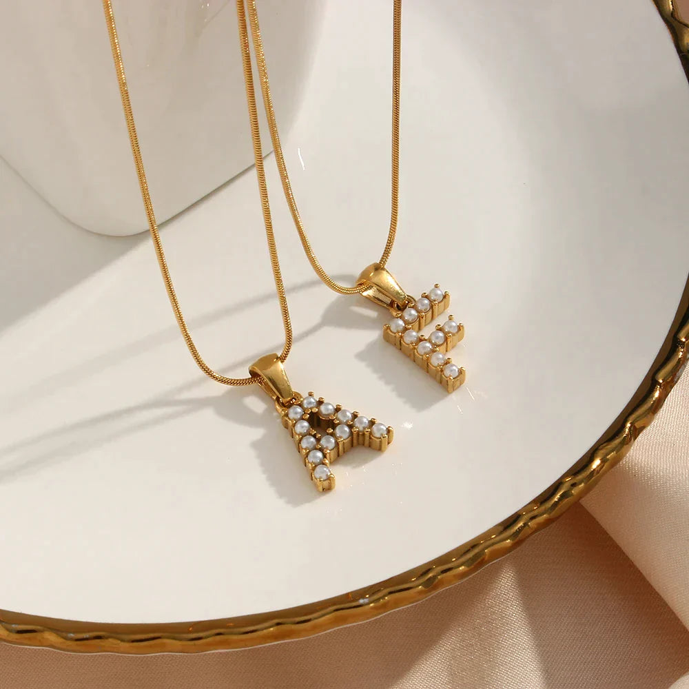 Collier d'initiales en perles précieuses et petites perles naturelles plaquées or 18 carats