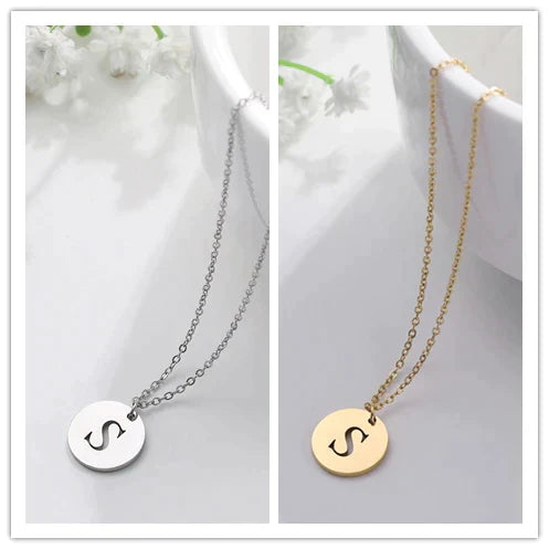 Collier minimaliste en plaqué or 18 carats avec initiales gravées dans un cercle