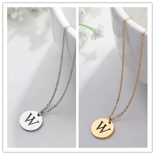 Collier minimaliste en plaqué or 18 carats avec initiales gravées dans un cercle