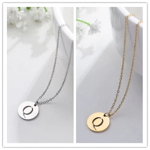 Collier minimaliste en plaqué or 18 carats avec initiales gravées dans un cercle
