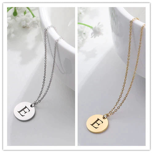 Collier minimaliste en plaqué or 18 carats avec initiales gravées dans un cercle