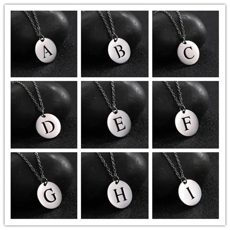Collier minimaliste en plaqué or 18 carats avec initiales gravées dans un cercle