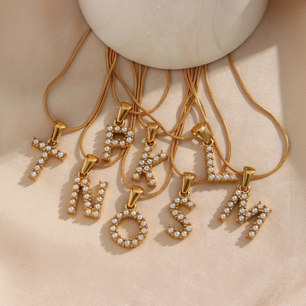 Collier d'initiales en perles précieuses et petites perles naturelles plaquées or 18 carats