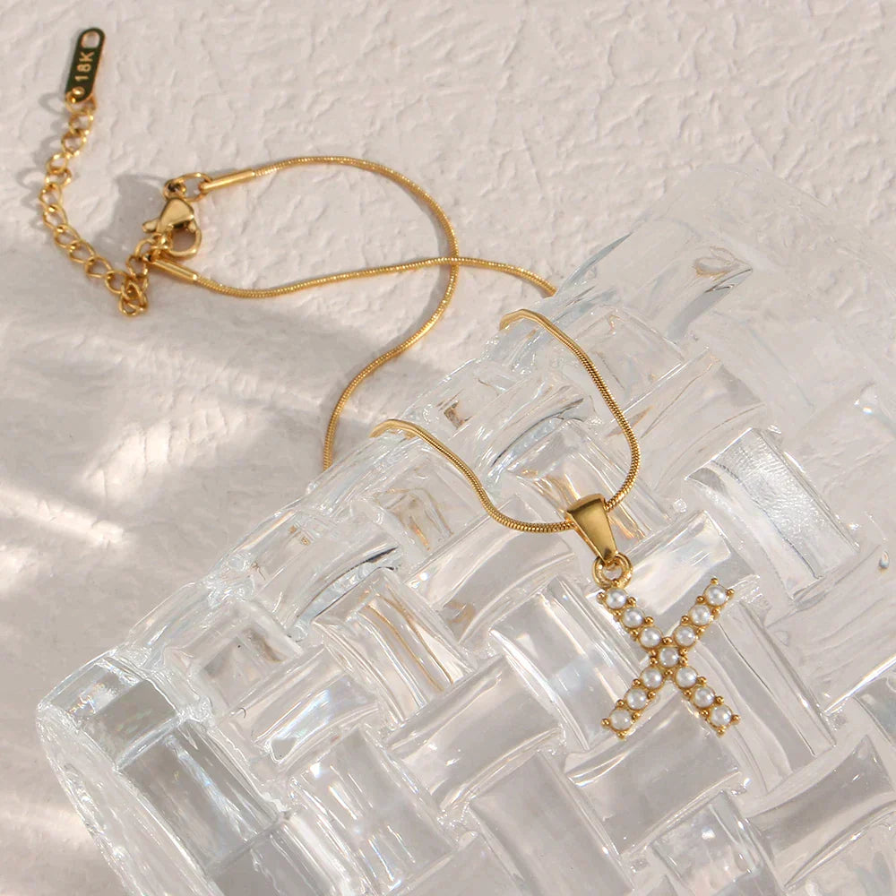 Collier d'initiales en perles précieuses et petites perles naturelles plaquées or 18 carats