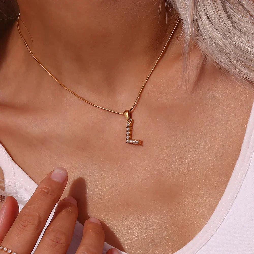 Collier d'initiales en perles précieuses et petites perles naturelles plaquées or 18 carats