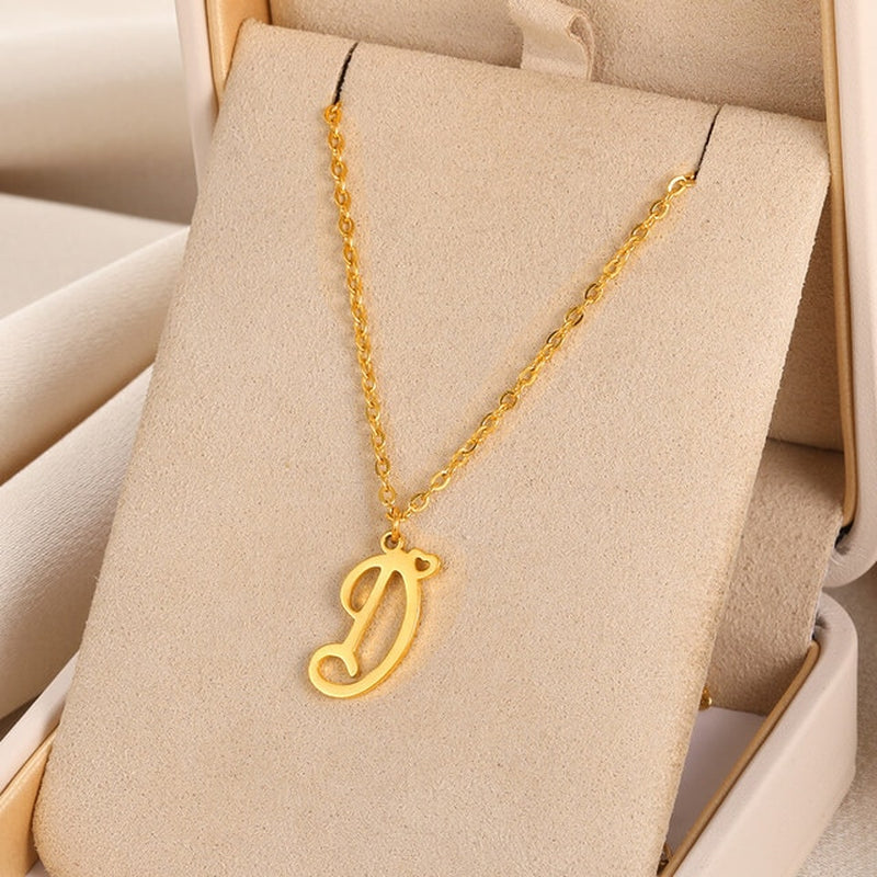 Colliers avec pendentif initiale en lettre cursive