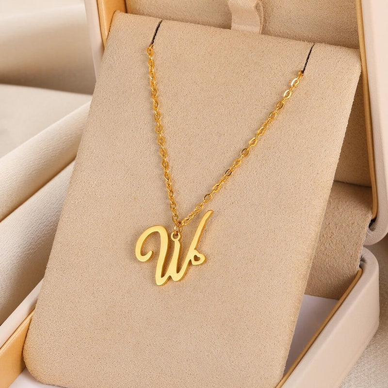 Colliers avec pendentif initiale en lettre cursive