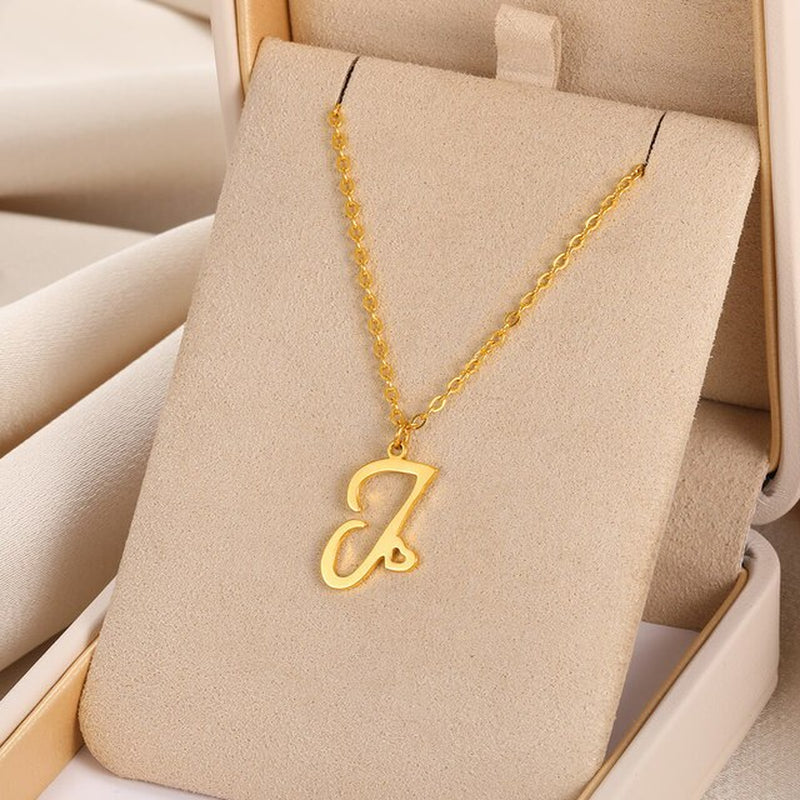 Colliers avec pendentif initiale en lettre cursive