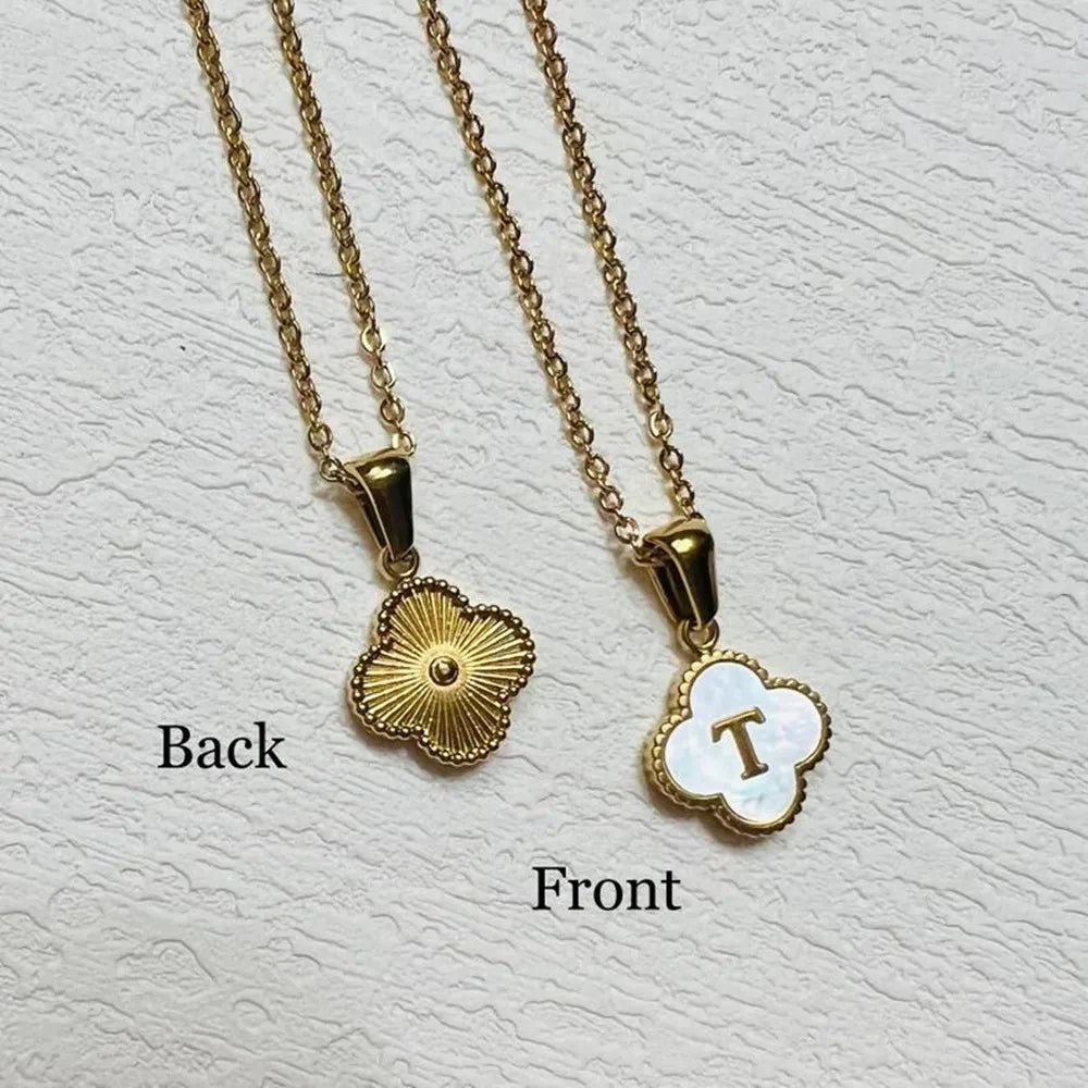 Collier initiale en forme de trèfle