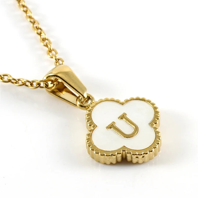 Collier initiale en forme de trèfle