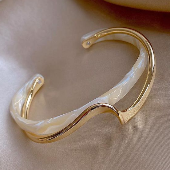 Bracelet Élégant avec Opale Blanche et Placage Or