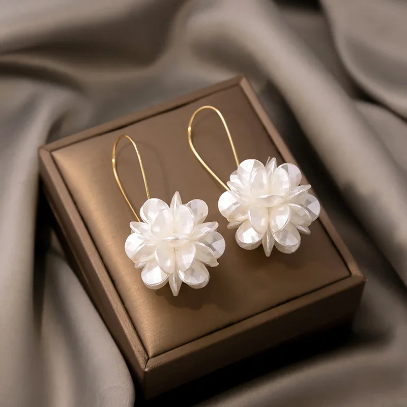 Boucles d'oreilles longues fleur de perle