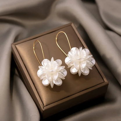 Boucles d'oreilles longues fleur de perle