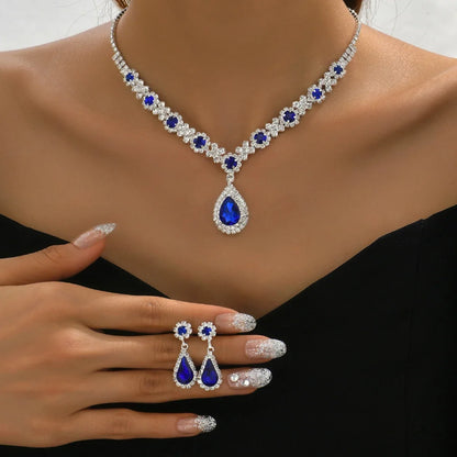 Collier et boucles d'oreilles élégants