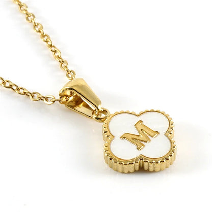 Collier initiale en forme de trèfle
