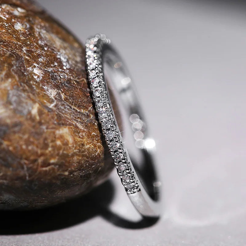 Bague fine vintage éternité avec zircons