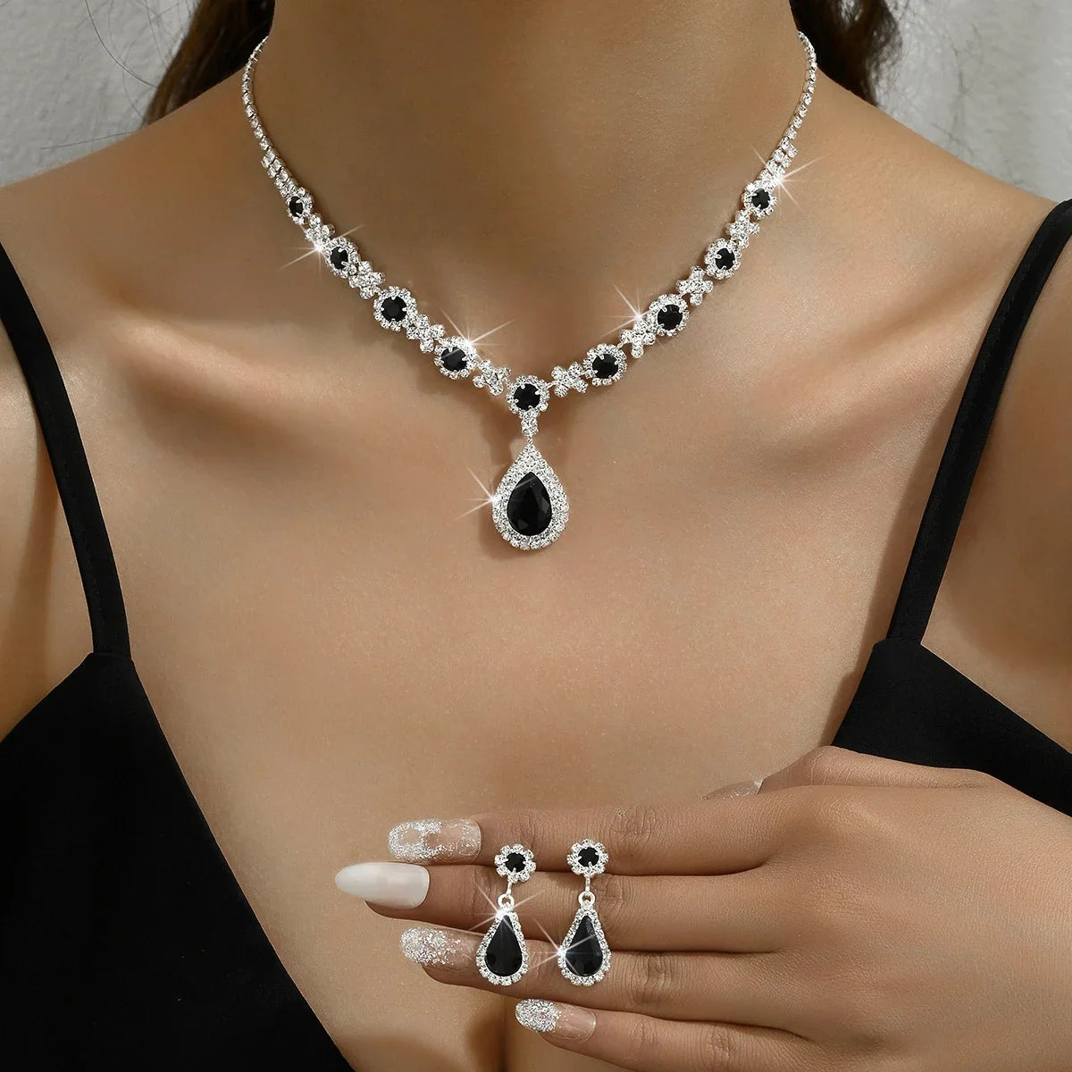 Collier et boucles d'oreilles élégants