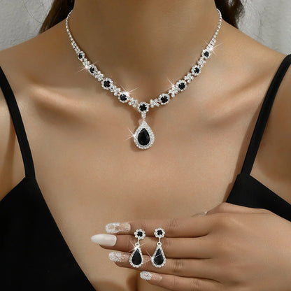 Collier et boucles d'oreilles élégants