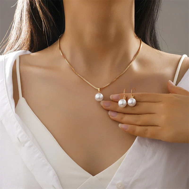 Collier avec pendentif perle et boucles d'oreilles assorties doré