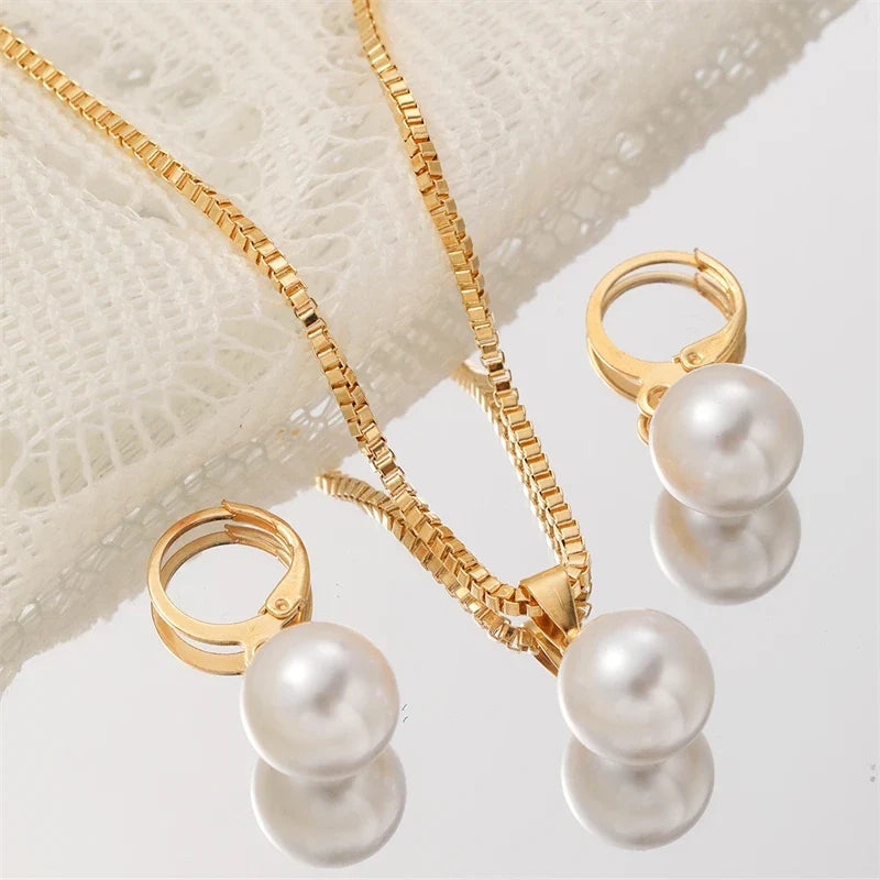 Collier avec pendentif perle et boucles d'oreilles assorties doré