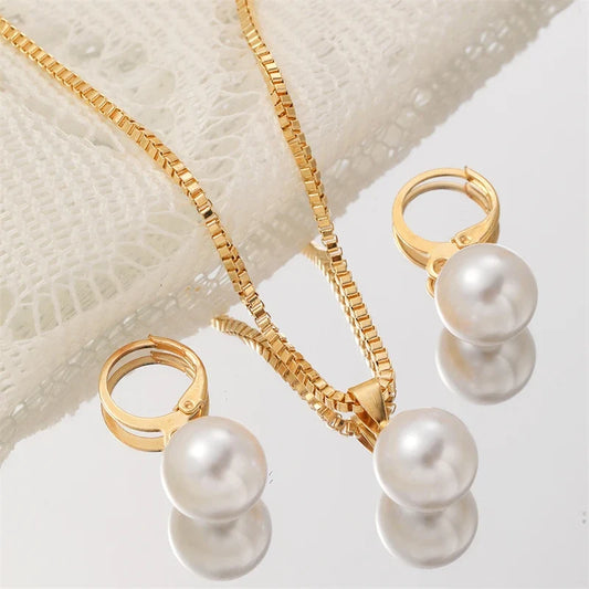 Collier avec pendentif perle et boucles d'oreilles assorties doré