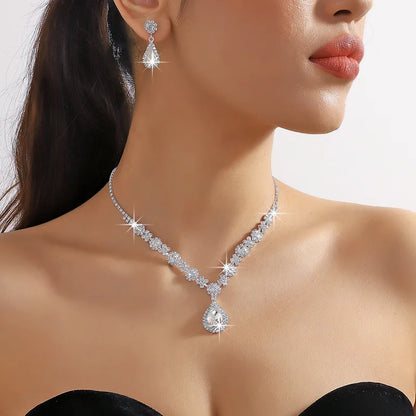Collier et boucles d'oreilles élégants