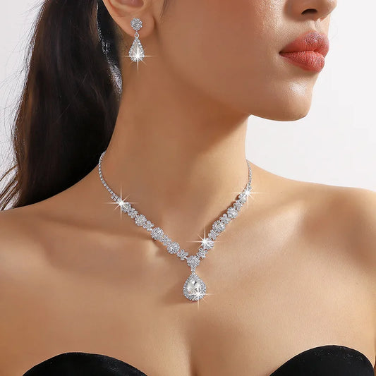 Collier et boucles d'oreilles élégants