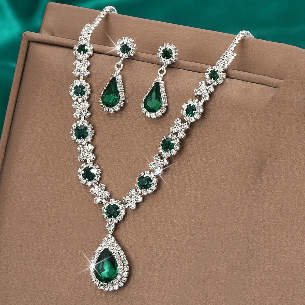 Collier et boucles d'oreilles élégants