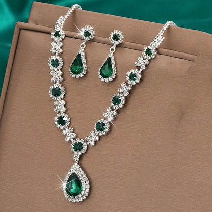 Collier et boucles d'oreilles élégants